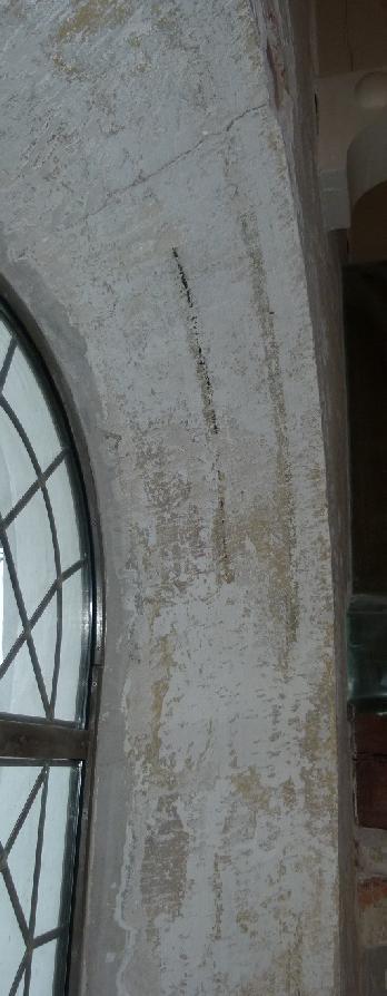 (se mere om det her: http://bornholmskcement.weebly.com/). Det er en stærkere mørtel en den hvide kalkmørtel som er brugt på undersiden af væggene.