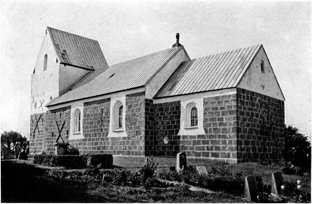 Fig. 1. Sønderhaa. Ydre, set fra Sydøst. H. M. 1935 SØNDERHAA KIRKE HASSING HERRED Kongen havde o. 1630 og 1666 Jus patronatus til Kirken 1. 3.