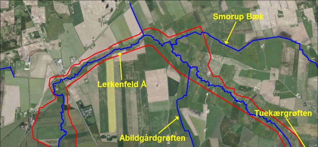 Udover selve Lerkenfeld Å indgår ligeledes de nedstrøms ca. 900 m af tilløbet Smorup Bæk i undersøgelsesområdet. Figur 2.1.2: Vandløb i og ved undersøgelsesområdet ved Lerkenfeld Å.