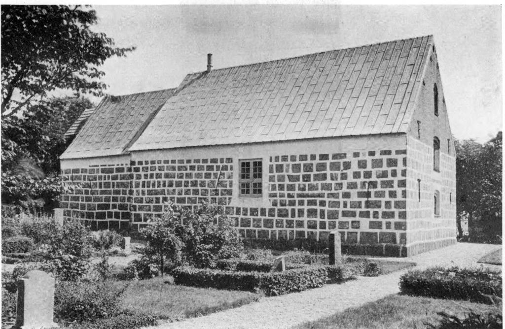 Fig. 1. Lyngs. Ydre, set fra Nordvest. H. M. 1936 LYNGS KIRKE REVS HERRED Kirken, der er Anneks til Hvidbjerg, ejedes o. 1630 og 1666 af Kronen 1. 1726 nævnes første Gang en privat Tiendeejer, P. C.