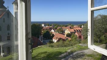 Centret, som har 11 værelser, blev indviet i 1993 og ligger centralt indenfor murene i middelalderbyen Visby på den svenske ø Gotland midt i Østersøen.