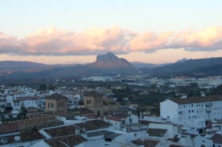 Byen ligger med 'ryggen' til bjergkæden og skuer ud over vidderne mod nord. Mange kender byen for dens uofficielle vartegn: Bjerget "La Peña de Enamorados".