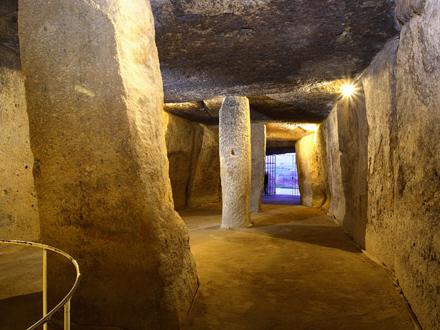 Stendysserne er så store, at man stadig undrer sig over, hvordan man for 4.500 år siden kunne få de tonstunge lofts sten på plads.