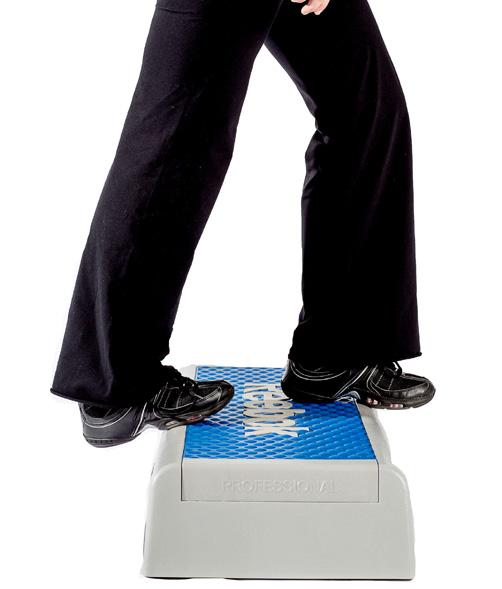 UDSTRÆKNING Slut træningen af med udstrækning Læg: Stil dig op på steppen med vægten fremme på den forreste fod.