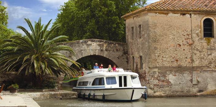 Canal du Midi En bådferie på den historiske Canal du Midi vil være rolig sejlads gennem Sydfrankrigs solmættede vinmarker i regionen mellem Toulouse i vest og til Agde ved Middelhavets strande i øst.
