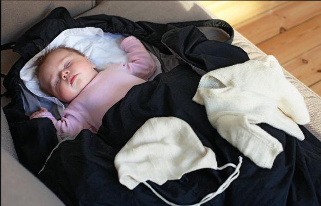 نوزادتان تنها در صورتی میتواند روی سینه شما به روی شکم خود بخوابد که خودتان بیدار باشید. برخی از نوزادان که بیماریهای مادرزادی دارند مجبورند به روی شکمشان بخوابند.