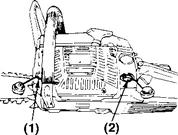 Betjening af maskinen: Det er meget farligt at bruge en kædesav, hvorpå der er monteret ødelagte dele, eller der mangler dele.
