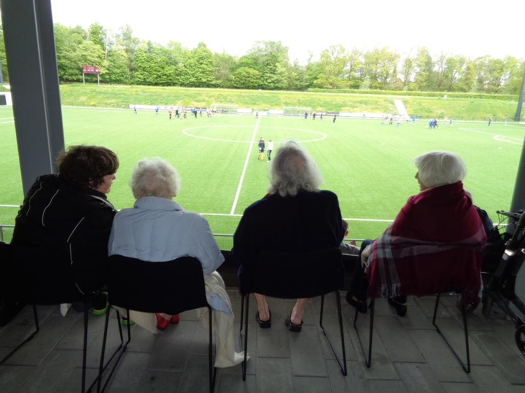 10 Set og sket Fodboldkamp Seniorrådsrepræsentant Ole Scharff-Haarbye havde fået stablet et arrangement på Gentofte Stadion på benene.
