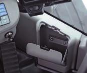 Forbedret førerkomfort Med øget lagerplads i førerhuset, en AUX-indgang (MP3-stik) og 12 V og 24 V strømforsyning, giver førerhuset maksimal
