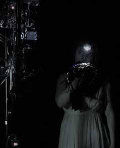 Heksen med sit kodesprog synger maskinerne til live - de forfører og manipulerer hende med deres skønne støj.