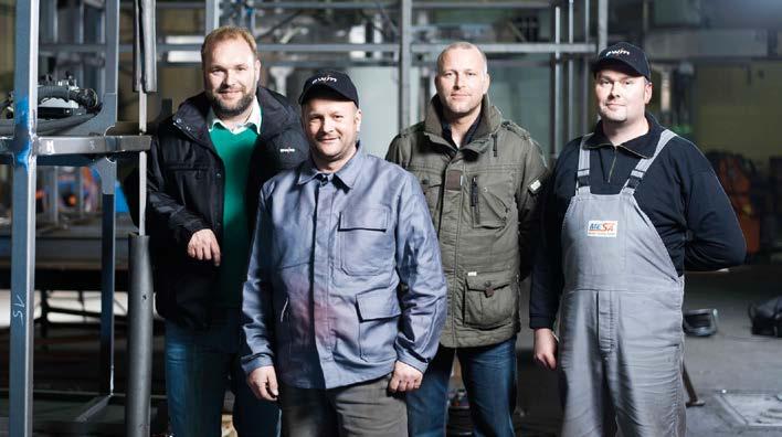 EWM-filialleder Toralf Pekrul (til venstre) er ikke bare en permanent partner ved produktion af vandtanke hos Mesa-svejseansvarlige Tino Volkmer (2. fra højre) og hans svejserteam.