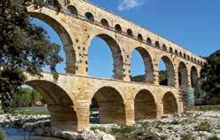 Rimsko carstvo otprilike od 500. godine p.n.e. do 500. godine n.e. n.e. označava - nove ere, odnosno posle rođenja Isusa Hrista Rim je u početku bio samo selo u Italiji.