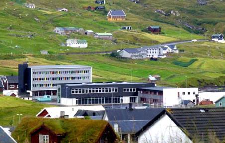 (Tórshavn) - Klaksvík 81 km 75 km R Færøerne består af 18 øer.