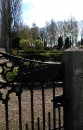 TAG MED PÅ KIRKEGÅRDSVANDRING Kirkegårdsvandringer er et kendt og populært begreb på kirkegården i Aabenraa ofte med lokalhistorikeren Erling Læbel Madsen fra Løjt som kyndig rundviser.
