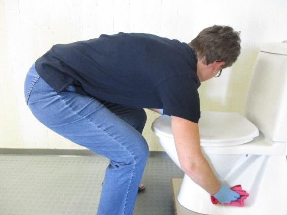 Når du gør rent på sanitære områder (toiletter og baderum),