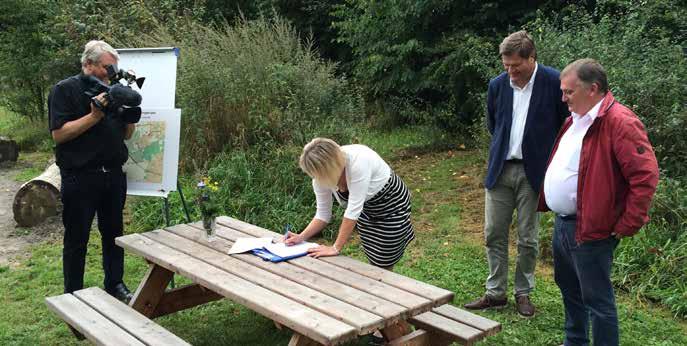 Den nye skovrejsningsaftale for Elmelund blev underskrevet af rådmand Jane Jegind fra Odense Kommune, direktør Peter Ilsøe fra Naturstyrelsen og VandCenter Syds bestyrelsesformand Leif Knudsen (t.h.).