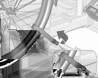 Fastgør begge cykelhjul til hjuludsparingerne med holdestropperne. 4.
