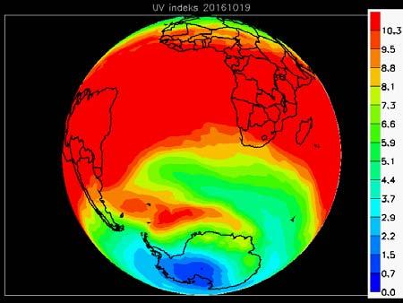 Effekten af ozonhullet i form af øget UV stråling modtaget ved jordoverfladen indtræffer noget senere end tidspunktet for maksimal udbredelse pga.