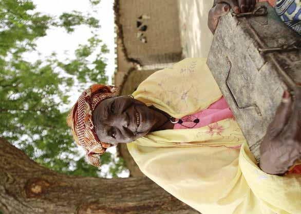 HJÆLP TIL SELVHJÆLP Fatchima Aboubacar, Nanas bedstemor, sidder med landsbyens pengekasse, som har haft afgørende betydning for både hendes og Nanas liv.