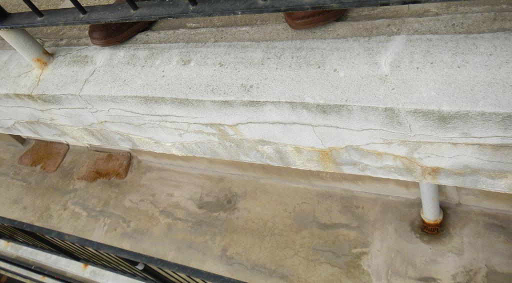 Statiske revner kan optræde fordi betonen er utilstrækkeligt armeret eller fordi der er sket en reduktion i altanens bæreevne som følge af nedbrydning af beton og/ eller armering.
