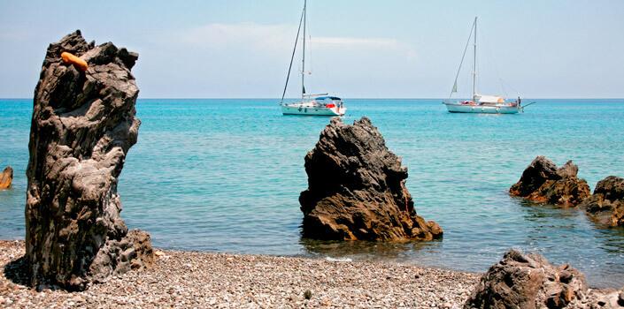 Sicilien & de Lipariske Øer Lej sejlbåd ved Sicilien og de Lipariske Øer I 2000 blev Lipari-øerne, der ligger lige over Sicilien i den sydlige udkant af det Tyrrhenske Hav, udnævnt til at figurere på