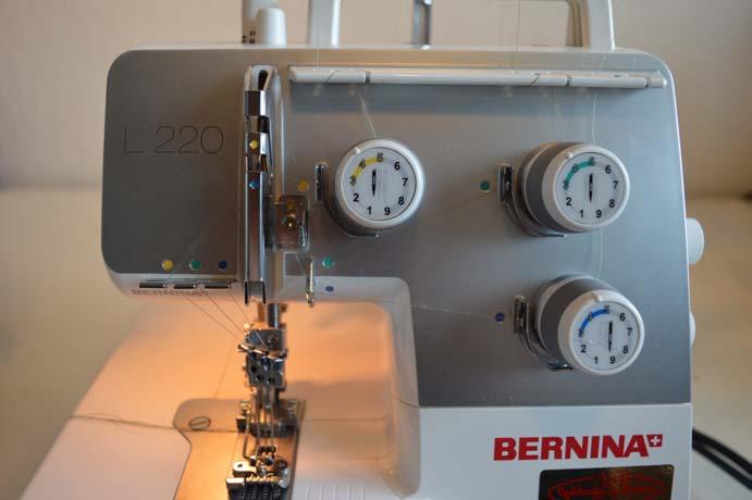 Inden jeg gik i gang med at lege med Bernina Coverstitch maskinen til denne artikel, fik jeg en mail fra en læser, der savnede nogle tips til at sy rundinger på sin coverstitch maskine.