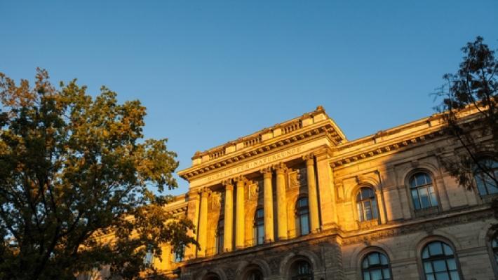 Naturhistorisk Museum er kendt for sine spændende udstillinger Rigsdagen (4.8 km) Rigsdagen, eller på tysk Reichstag, er Tysklands parlamentsbygning, som ligger midt i Berlin nær Brandenburger Tor.