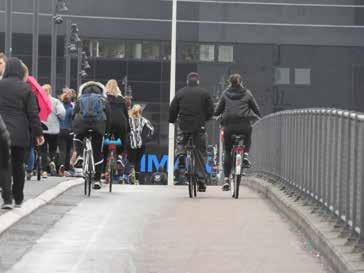 I krydset ved Kalvebod Brygge tættest ved Fisketorvet er der mange cyklister der svinger til venstre sammen med biltrafikken, enten for at komme over til Cykelslangen eller for at cykle ned ad rampen