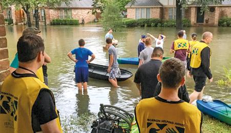 Hjælp i svære tider Efter en orkan og alvorlige oversvømmelser i Houston i Texas i USA så en ældre kvinde sidste dages hellige, der var iklædt de gule T- shirts fra Hjælpende hænder og på vej til at
