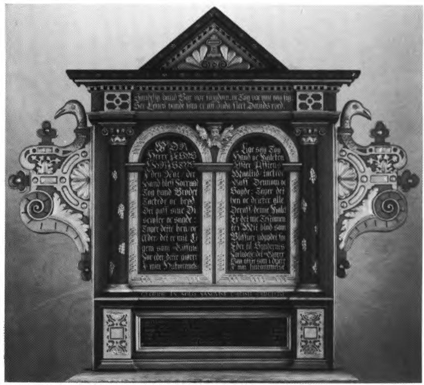 1034 LØVE HERRED Fig. 9. Altertavle fra 1605 (s. 1034). LL fot. 1978. - Altar-piece from 1605.»S. Petrvs«.