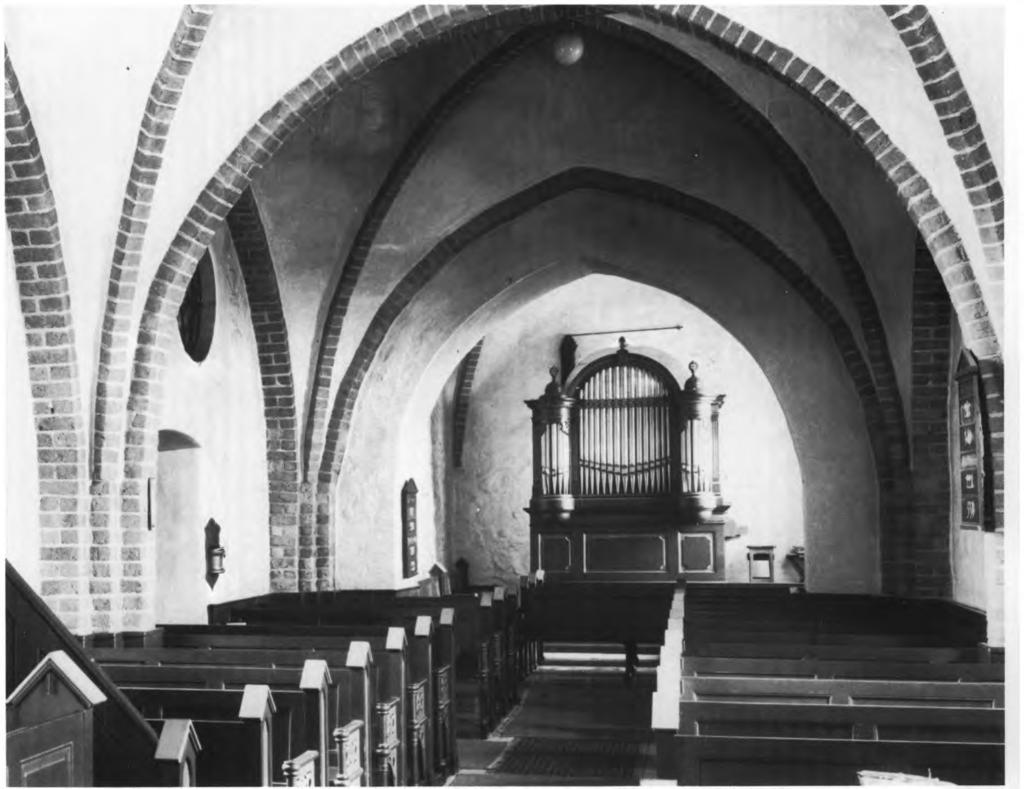 1028 LØVE HERRED Fig. 4. Indre, set mod vest. Einar V. Jensen fot. 1955. - Interior seen to the west. kirkens længdeakse af hensyn til apsis og korbue.
