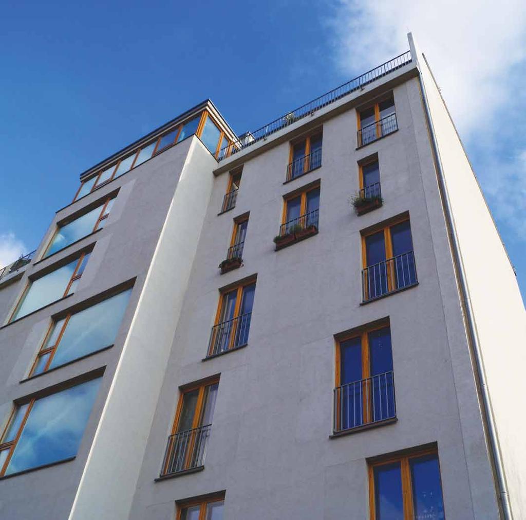 Ny beboelsesejendom i Berlin har utætte vinduer med intelligente ventiler. Om sommeren virker vinduerne kølende, og om vinteren hæver de temperaturen indendørs.