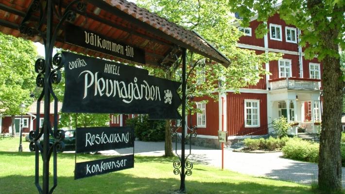 Hotell Plevnagården Plevnagården byder dig velkommen til Södermanland og den lille by Malmköping. Nyd den smukke natur og de mange smukke søer.