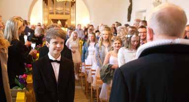 Dertil sognets efterskoler. Danmission havde gennemgangen af alteret på deres program til deres forårsstævne. Viborg Sogns kirketur gik til kirken her. Mange flere er blandt gæsterne.