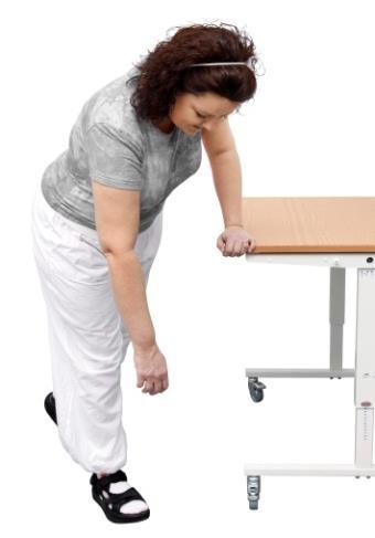 ØVELSE 5 Støt den raske arm til et bord eller en stol og stå med fødderne forskudt. Læn dig forover, så armen hænger slapt ned mod gulvet og bevæg langsomt kroppen frem og tilbage.
