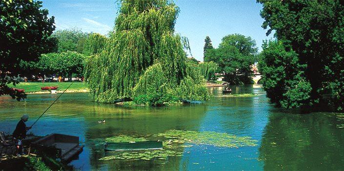 Charente Charente-floden i Vestfrankrig kaldes også den yndigste flod i Frankrig.