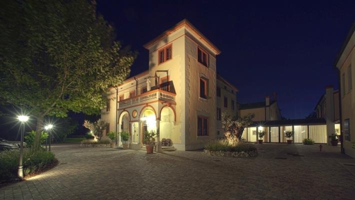 Hotel Villa Dei Tigli Tilbring jeres sommerferie i Lombardiet og udforsk middelalderperlen og kunstens by, Mantua, eller tag på udflugt til Gardasøen, en af de mest populære rejsemål i regionen.