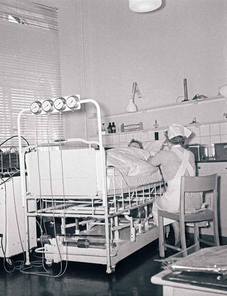 MODERNE DIALYSE ANNO 1956 Den første dialyse på Kommunehospitalet i København blev gennemført sidst i 1930 erne med et primitivt apparatur, der lignede en Storm P.-indretning.