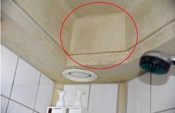 Løsning med to spejlvendte baderum liggende op mod hinanden. Installationsskakt ses bag wc. Erfaringsopsamling Ved evalueringen af 1.