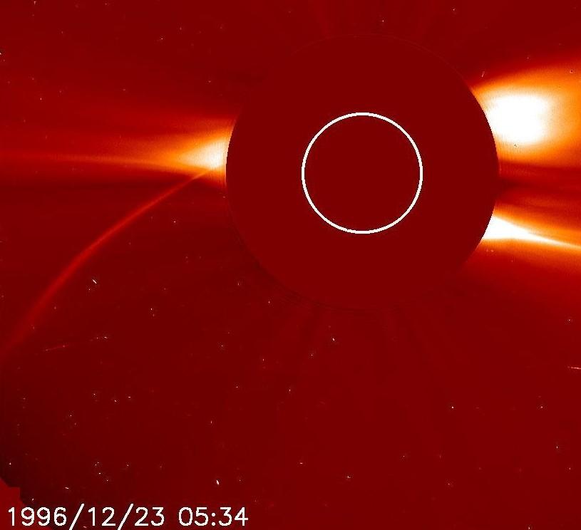 SOHO-data/Kometer 23/12-1996. Kl. 05:34UT. Hvide ring svarer til Solens omrids. Afstand mellem Sol og SOHO er 148 mio. km. (L1-punktet.