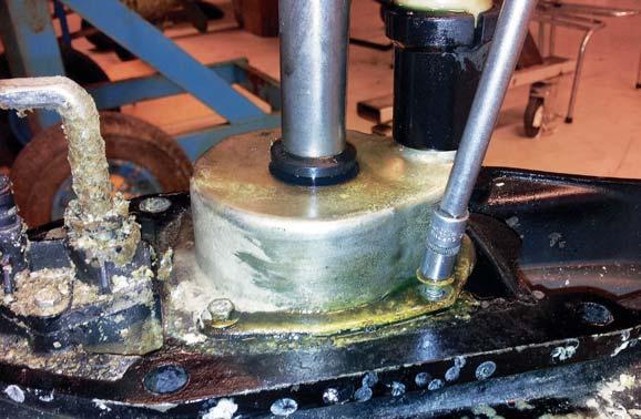 Når gearkassen er afmonteret, er det en god idé at sætte drevet i en skruetvinge eller lignende