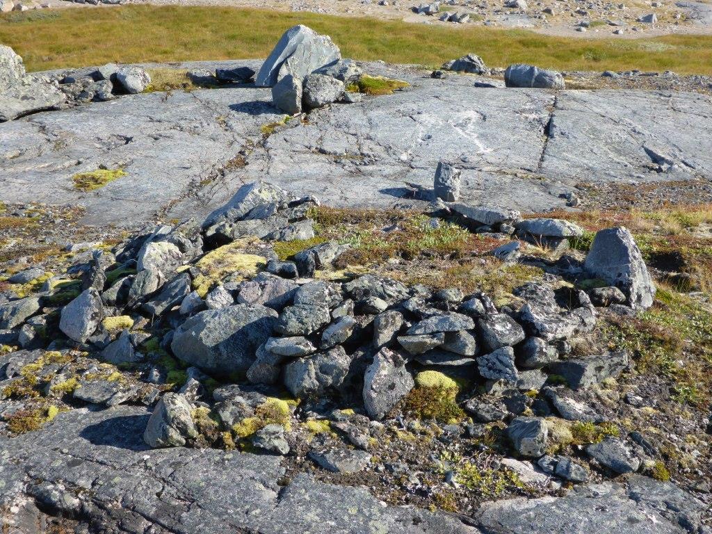 VA11 (UTM 23 N: 823.299,8 / 6.767.844,9) Norrønt sæteranlæg med to bygninger. Rest af et mindre norrønt sæteranlæg anlagt på lille drænet knold på kanten af smeltevandssletten og nær gode græslier.