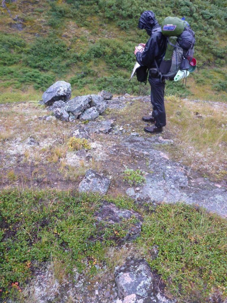 VA13 (UTM 23 N: 816.076,2 / 6.764.832,4) Norrønt dige (?) Formodet stenfundament til norrønt dige, ca. 6-8 m langt og kun bevaret som et enkelt skifte af sten, ca.