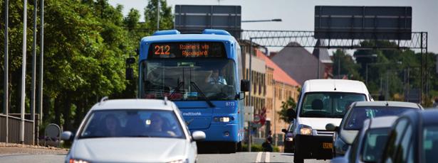 Tilfredse bestillere Selvbillettering i bybusserne i Århus I de fleste busser i Midttrafik stiger kunderne ind i ad fordøren og køber billet af chaufføren eller viser sit kort.