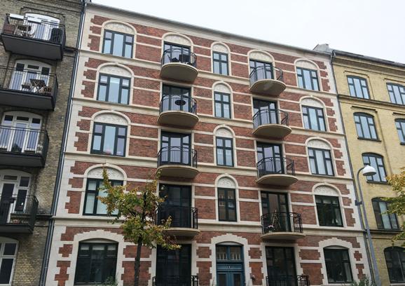 1 Altanens detaljering - generelle anbefalinger Det er typisk for ældre etageejendomme, at facaden mod gadesiden er udført med højere grad af facadeudsmykning, end det er tilfældet mod gårdsiden.