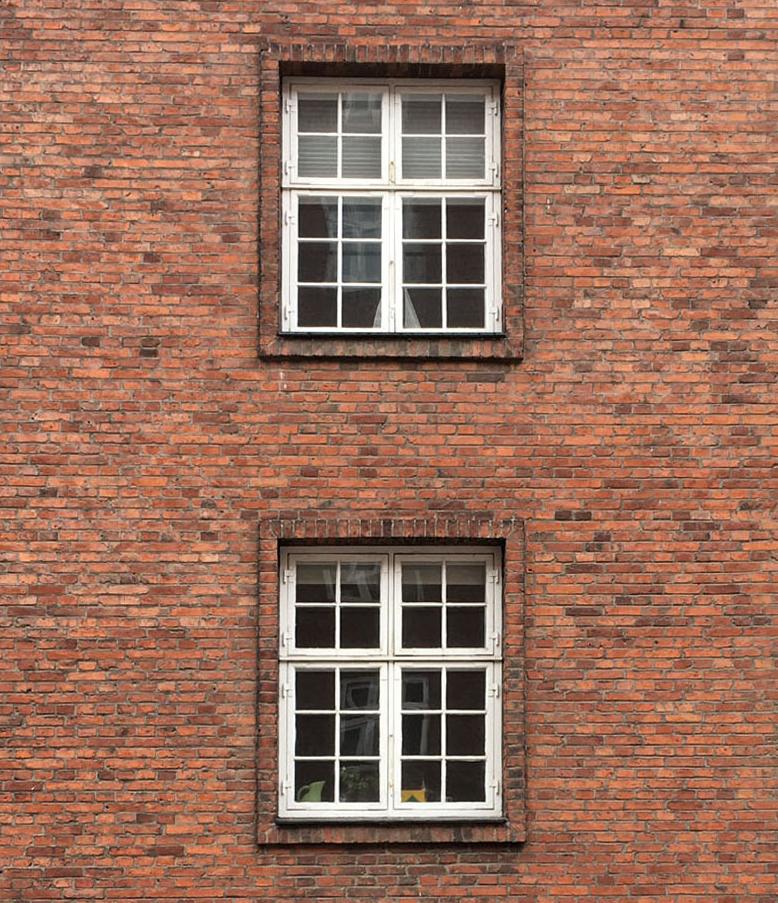 BYGGEÅR CA. 1850-1930 Mange steder har vinduer en særlig udsmykket overkant, som vil være udsat når altanbunden på den overliggende etage monteres.