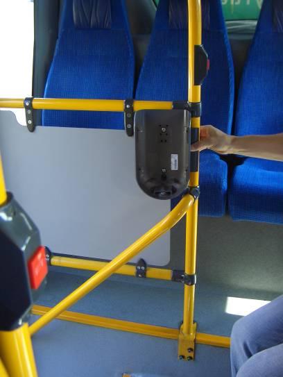 Sekundær placering ved højre bagdør i busser med dobbelt bagdør Fig. 17: kortlæser monteret på holdestang til højre for bagdør, vinklet på grund af horisontal stang.