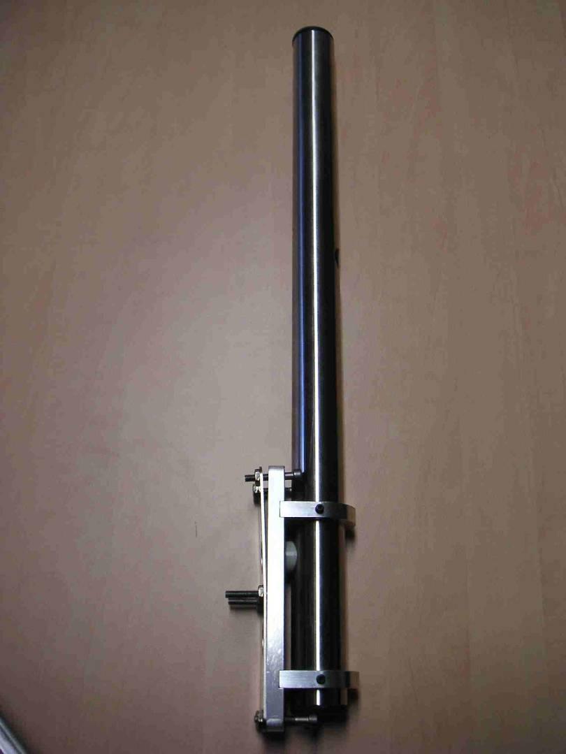 Fig. 25: 90 grader front pole for montering på vertikale flader og vægge, bemærk kabelgennemføringen midt på montage pladen.