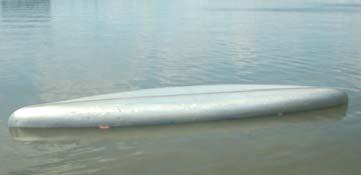 En fladbundet kano har stor stabilitet på fladt vand, større afdrift i vind, er lidt langsommere og har ikke den samme stabilitet med bølger ind fra siden.