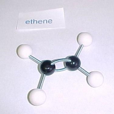 ALKEENI MOLEKULI EHITUS Eteeni molekul koosneb kahest süsiniku ja neljast vesiniku aatomist. Ühe süsinikuga on kaks vesiniku aatomit seotud üksiksidemetega (sigmasidemetega).